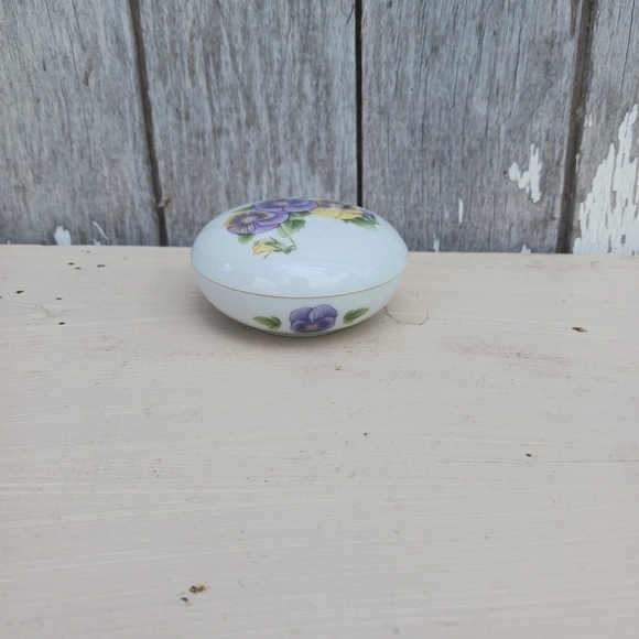 Vtg Lillian Vernon Porcelain Collector’s Box White Pansies Cottagecore Trinket - Picture 6 of 9